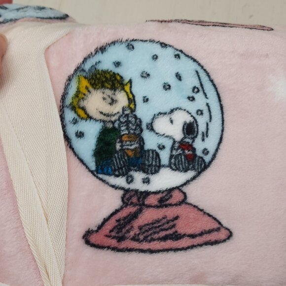 Peanuts Snoopy Twin Plush Blanket 60" X 90" By Berkshire Pink Holiday Snow Globe - Picture 10 of 11